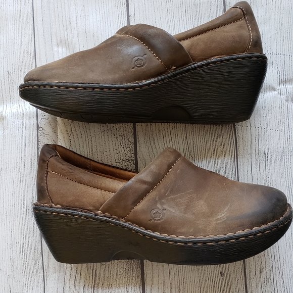 Pre owned leather BORN clogs in size 8. - Picture 4 of 8